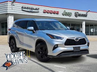 Used 2021 Toyota Highlander XLE image 1