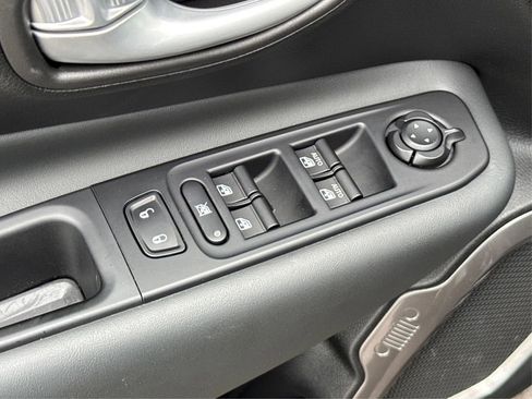 Used 2023 Jeep Renegade Latitude w/ Sun/Sound Group AWD/4WD image 38