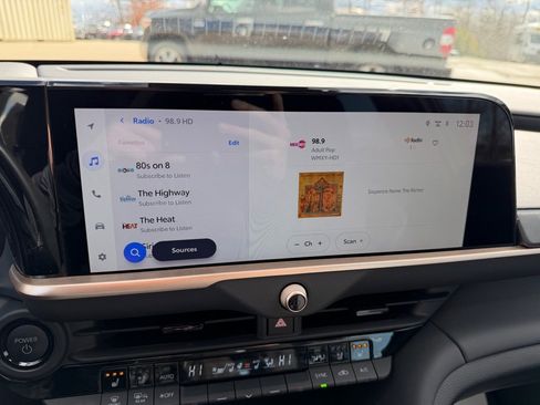 Certified 2025 Toyota Crown Signia image 19