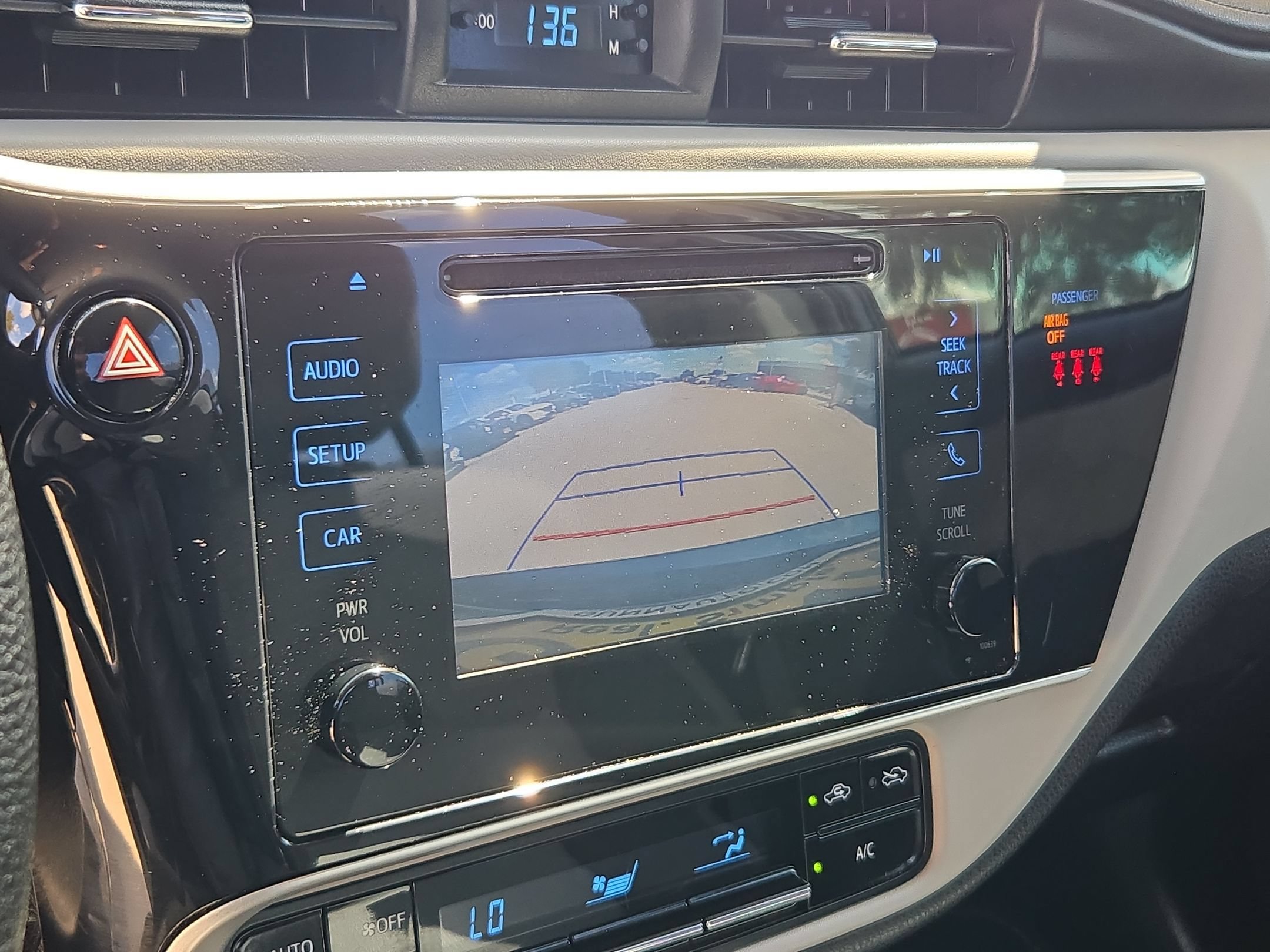 Used 2018 Toyota Corolla LE FWD image 17