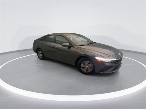 Used 2025 Hyundai Elantra SE image 6