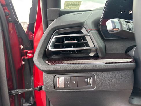 Used 2025 Chevrolet Traverse RS image 24