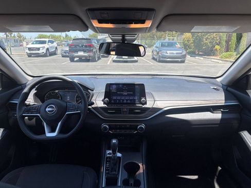 Used 2025 Nissan Altima 2.5 SV FWD image 33
