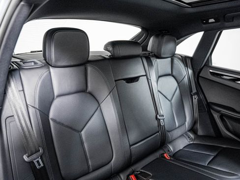 Certified 2023 Porsche Macan AWD/4WD image 6