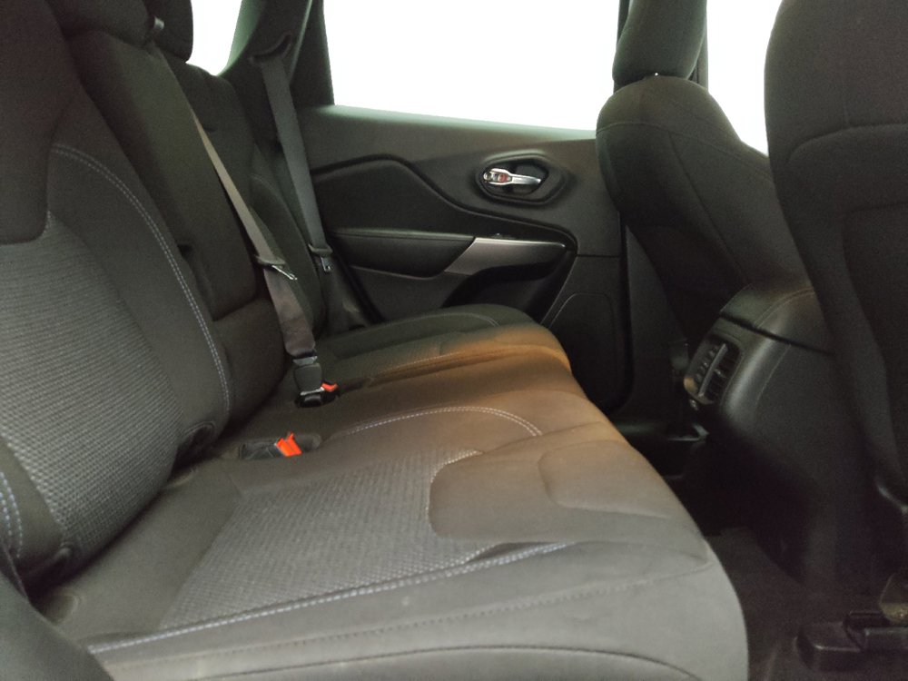 Used 2021 Jeep Cherokee Latitude AWD/4WD image 19