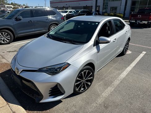 Used 2019 Toyota Corolla SE image 2