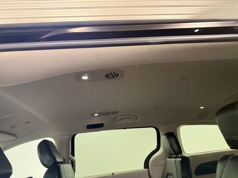 Used 2024 Chrysler Pacifica Touring-L image 10