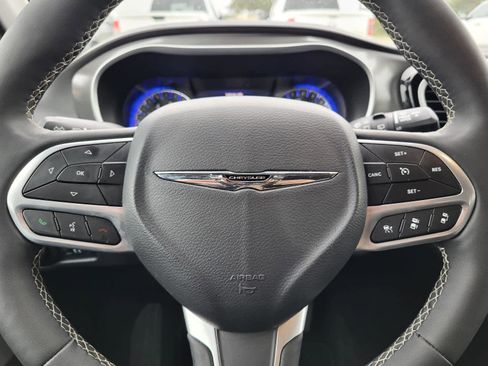 Used 2025 Chrysler Pacifica Select image 19