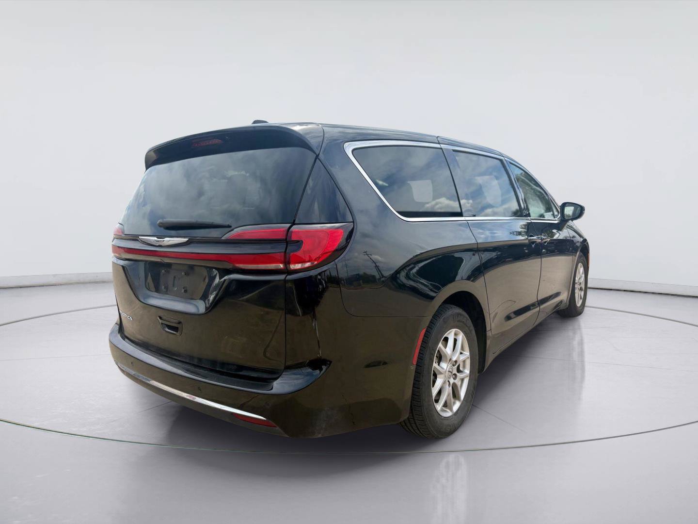 Used 2023 Chrysler Pacifica Touring-L FWD image 3