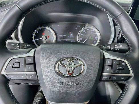 Used 2023 Toyota Highlander XLE FWD image 16