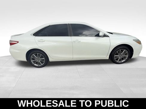 Used 2017 Toyota Camry SE image 3