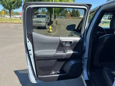 Used 2019 Toyota Tacoma TRD Off-Road AWD/4WD image 10