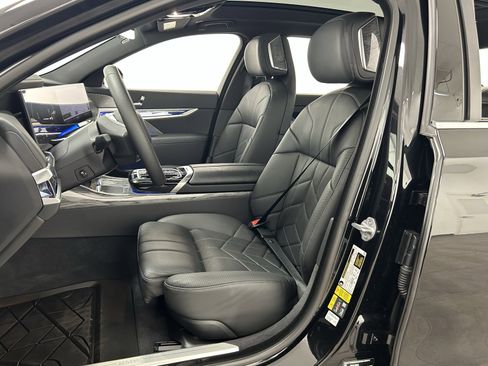 Used 2024 BMW i7 eDrive50 image 26