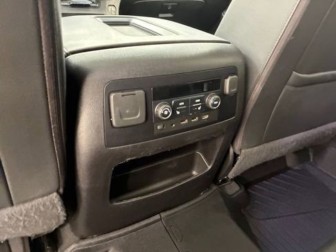 Used 2019 GMC Yukon XL SLT w/ Graphite Performance Edition image 19