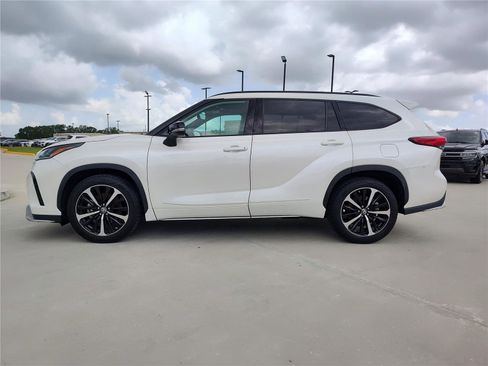 Used 2021 Toyota Highlander XSE FWD image 3