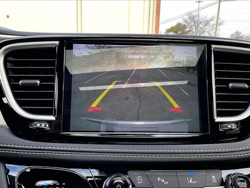 Used 2023 Chrysler Pacifica Limited w/ S Appearance Package image 13