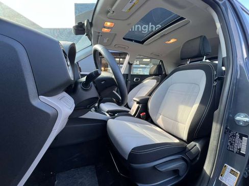 Used 2025 Hyundai Venue SEL image 10