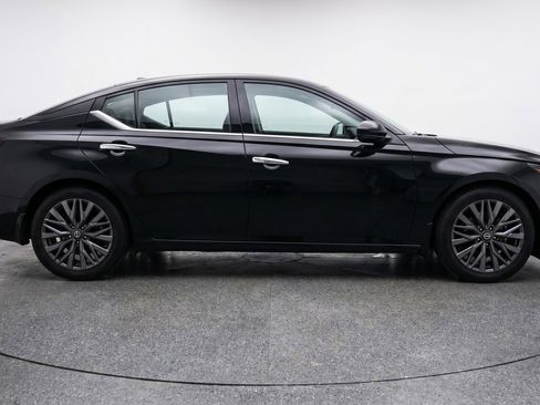 Used 2025 Nissan Altima 2.5 SV FWD image 11