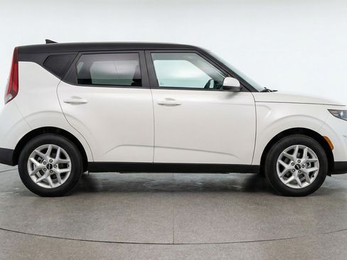 Used 2025 Kia Soul LX w/ LX Technology Package FWD image 11