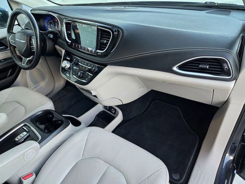 Used 2021 Chrysler Pacifica Touring-L w/ Premium & Safety Sphere Group image 2