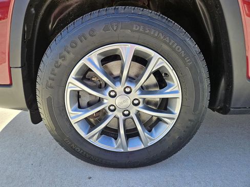 Used 2019 Jeep Cherokee Latitude Plus w/ Comfort/Convenience Group AWD/4WD image 9