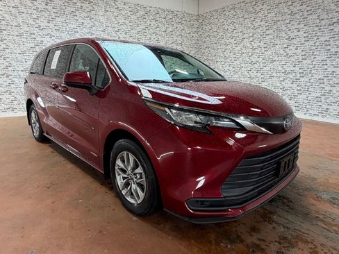 Used 2021 Toyota Sienna LE AWD/4WD image 7