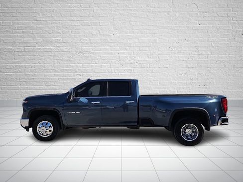 Used 2025 Chevrolet Silverado 3500 LTZ w/ LTZ Convenience Package AWD/4WD image 2