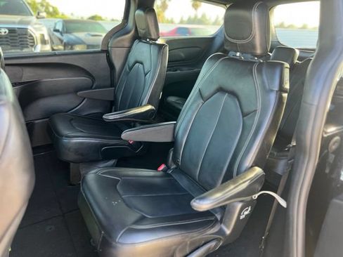 Used 2025 Chrysler Pacifica Select FWD image 15