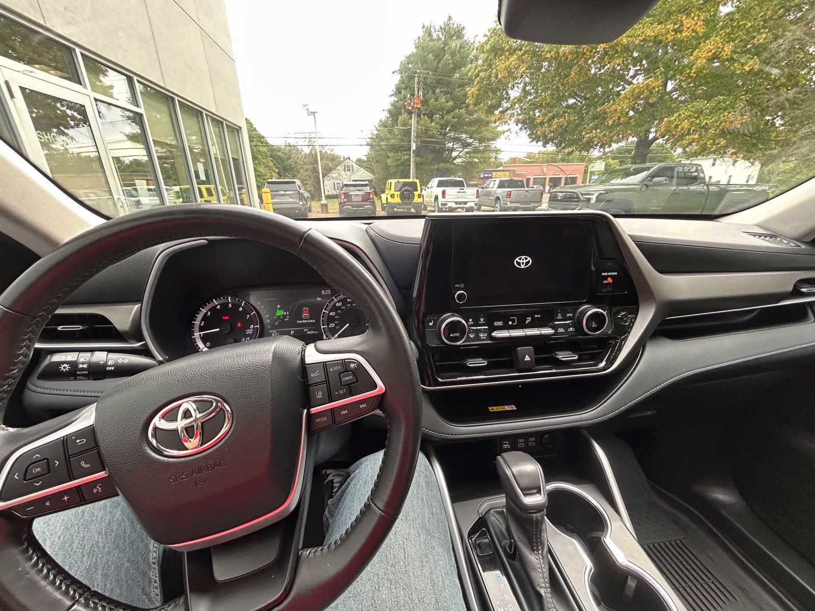 Used 2023 Toyota Highlander XLE AWD/4WD image 16