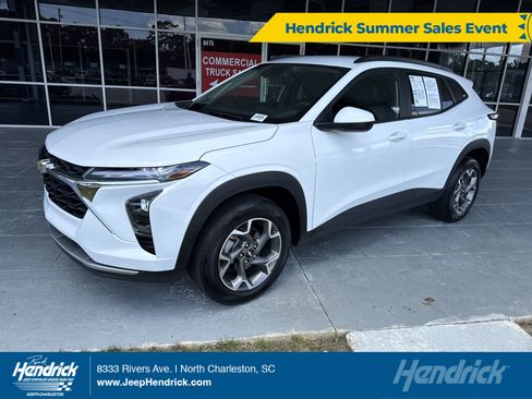 Used 2025 Chevrolet Trax LT FWD image 1