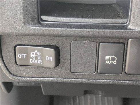 Used 2018 Toyota Tacoma SR5 AWD/4WD image 10