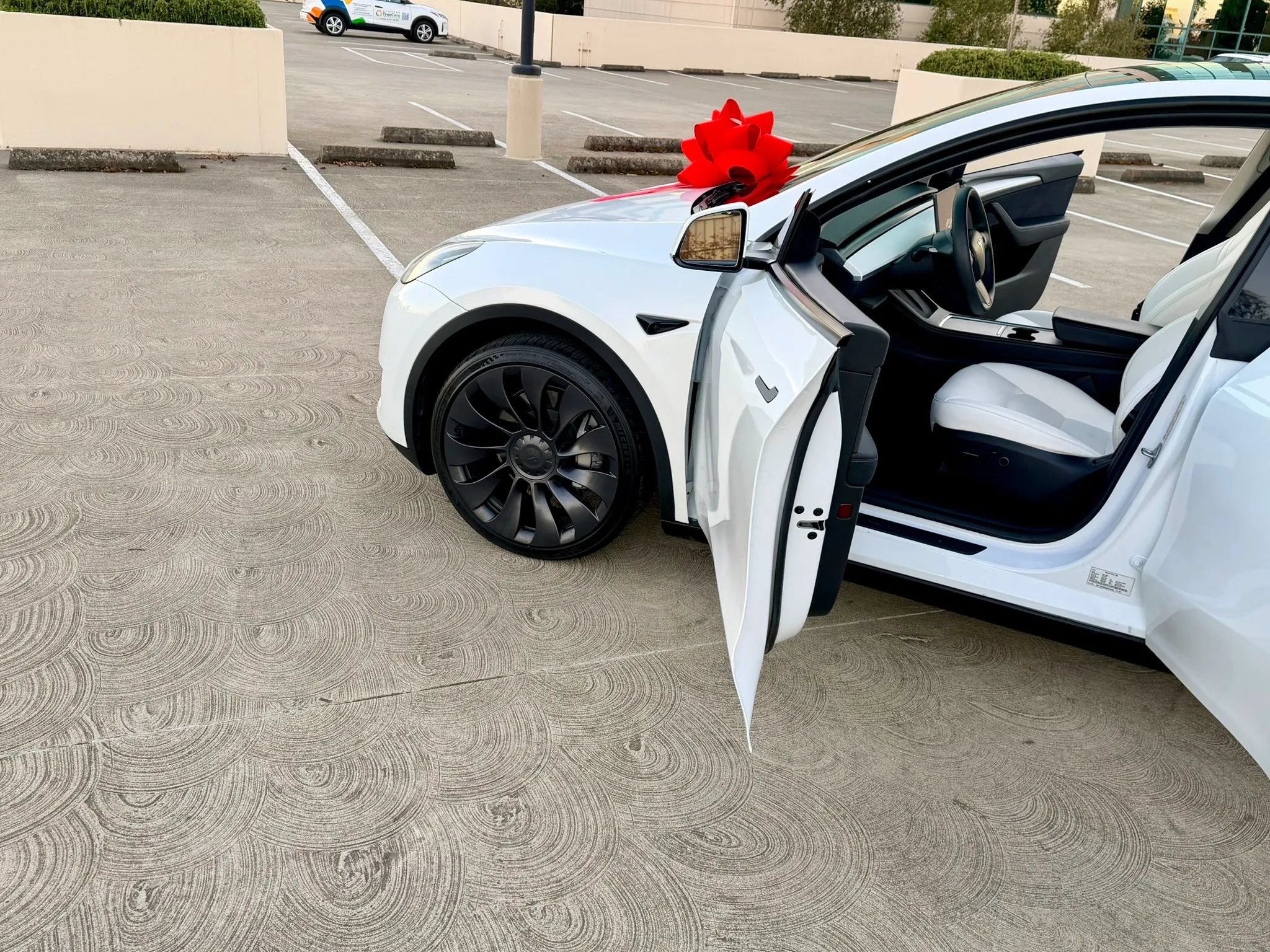Used 2024 Tesla Model Y Long Range AWD/4WD image 39