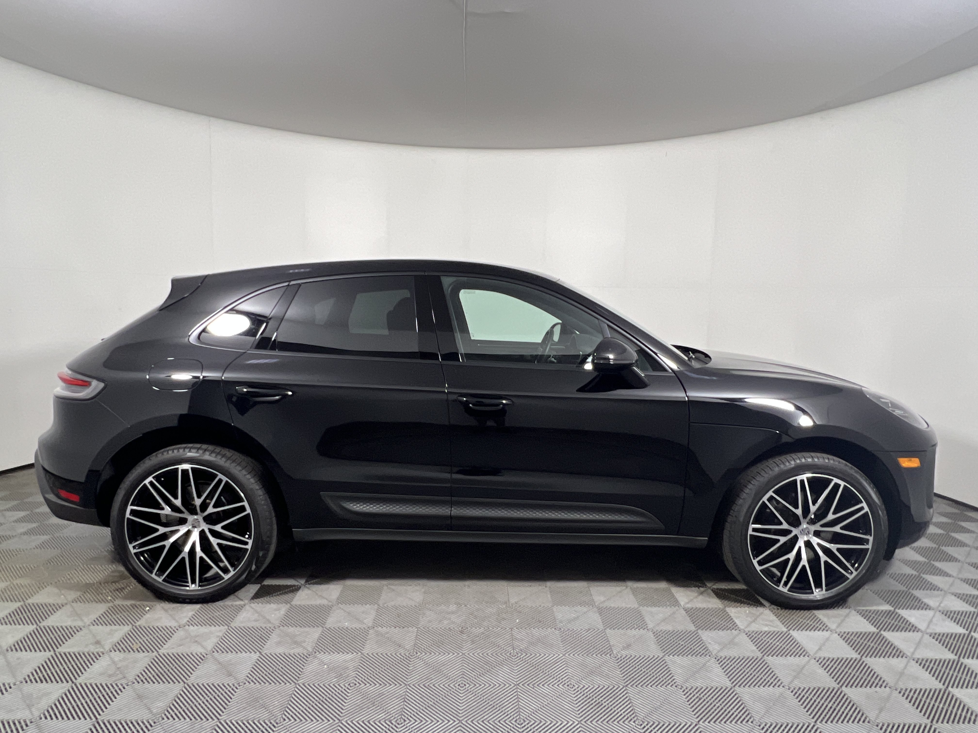 Certified 2026 Porsche Macan AWD/4WD image 8