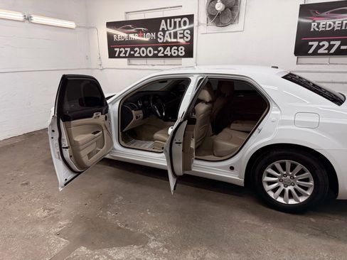 Used 2014 Chrysler 300 image 10
