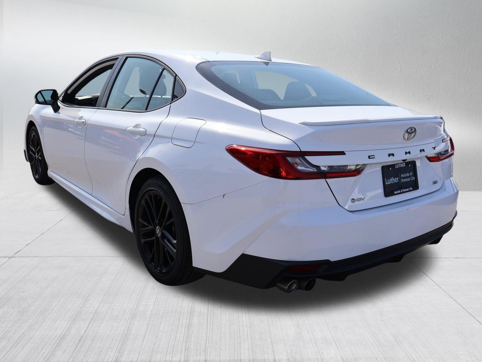Used 2025 Toyota Camry SE FWD image 5