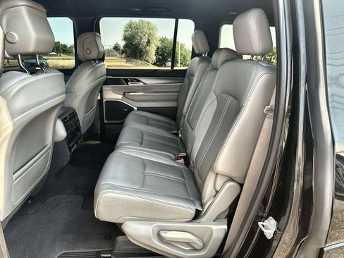Used 2025 Jeep Wagoneer 4WD image 22