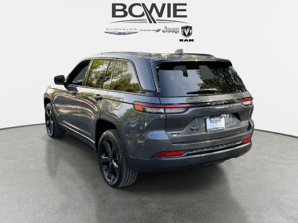 Used 2022 Jeep Grand Cherokee Laredo AWD/4WD image 4
