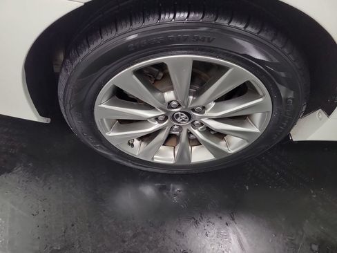 Used 2017 Toyota Camry XLE FWD image 11