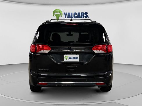 Used 2017 Chrysler Pacifica Touring-L FWD image 4