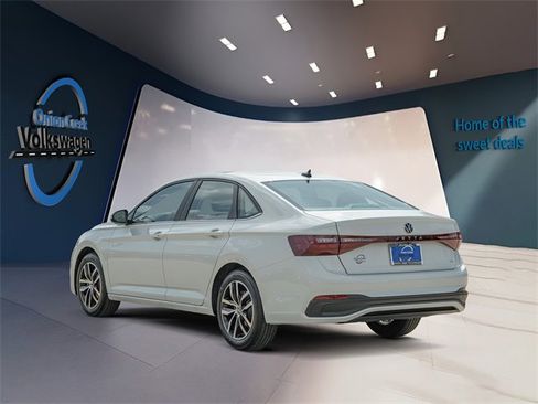 Certified 2025 Volkswagen Jetta SE image 6