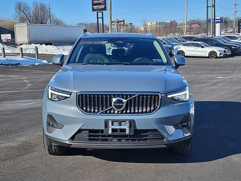 Used 2023 Volvo XC40 B5 Plus image 2