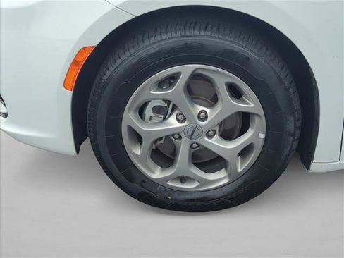 Used 2023 Chrysler Pacifica Limited FWD image 30