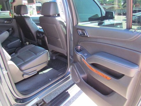 Used 2019 Chevrolet Suburban Premier image 17