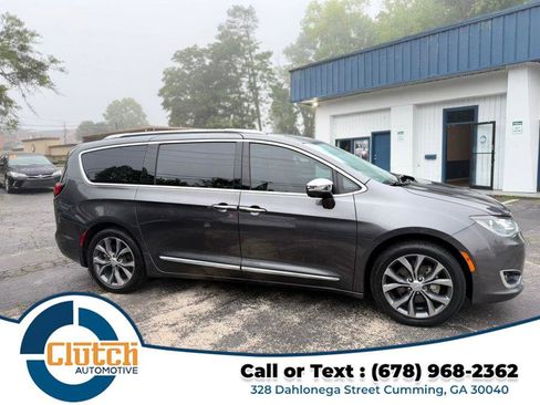 Used 2017 Chrysler Pacifica Limited FWD image 5