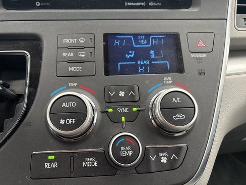 Used 2018 Toyota Sienna LE image 25