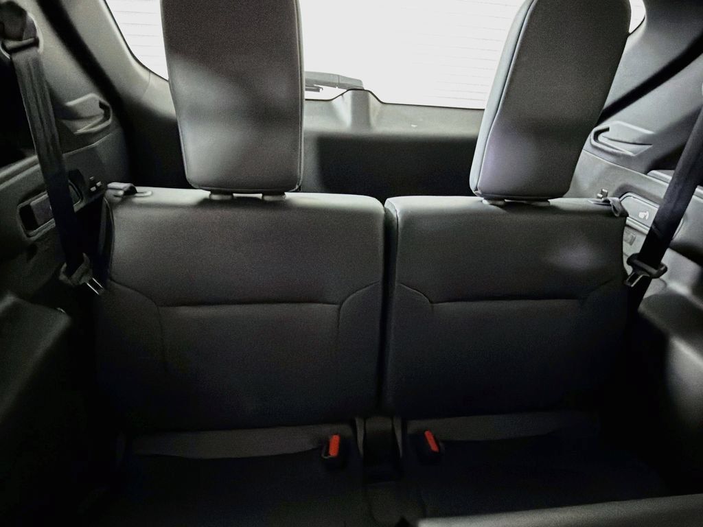 Used 2025 Mitsubishi Outlander AWD image 24