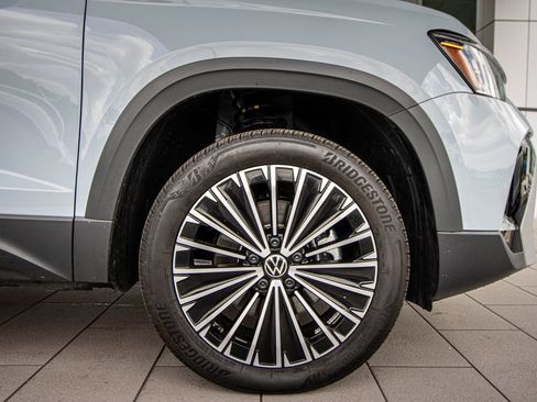 Certified 2025 Volkswagen Taos SE image 4