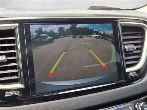 Used 2023 Chrysler Pacifica Touring-L image 12