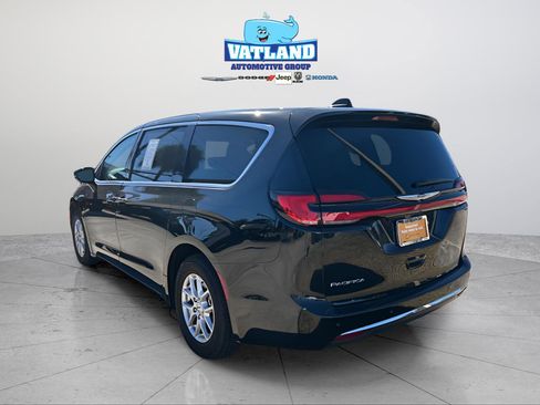 Certified 2024 Chrysler Pacifica Touring-L image 3