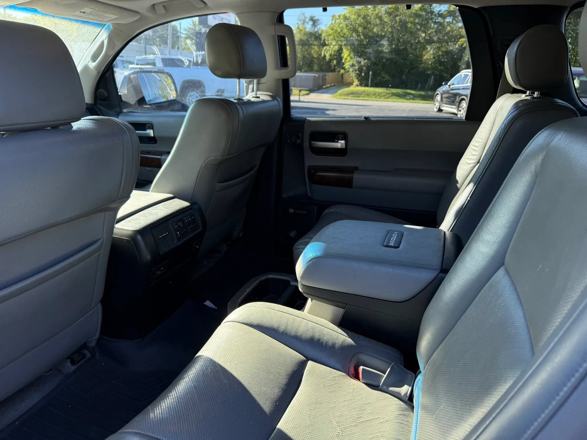 Used 2010 Toyota Sequoia Platinum RWD image 12